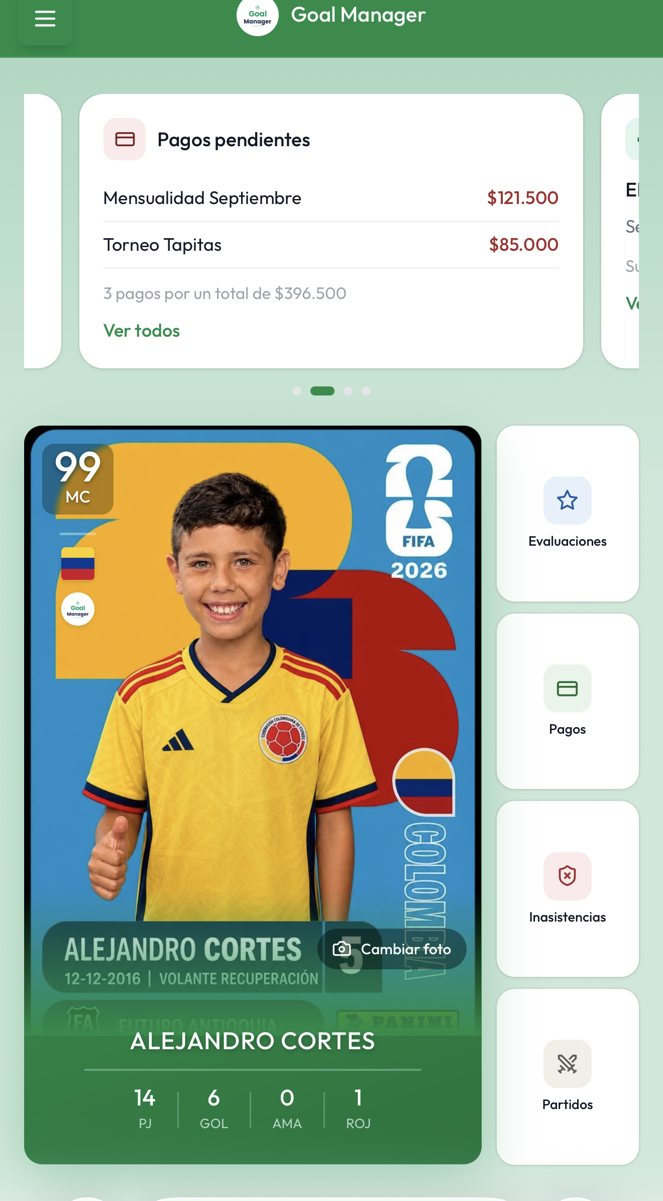 Panel de un acudiente en GoalManager mostrando pagos pendientes y el carnet digital de un jugador